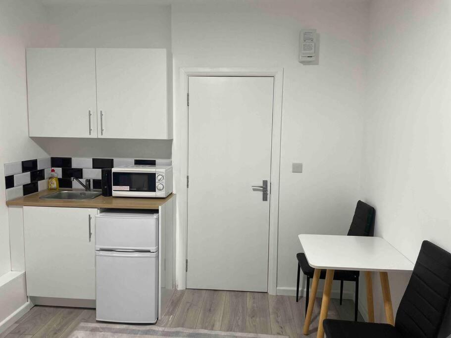 Studio Flat Private Shower Wc And Kitchenette Londra Exterior foto