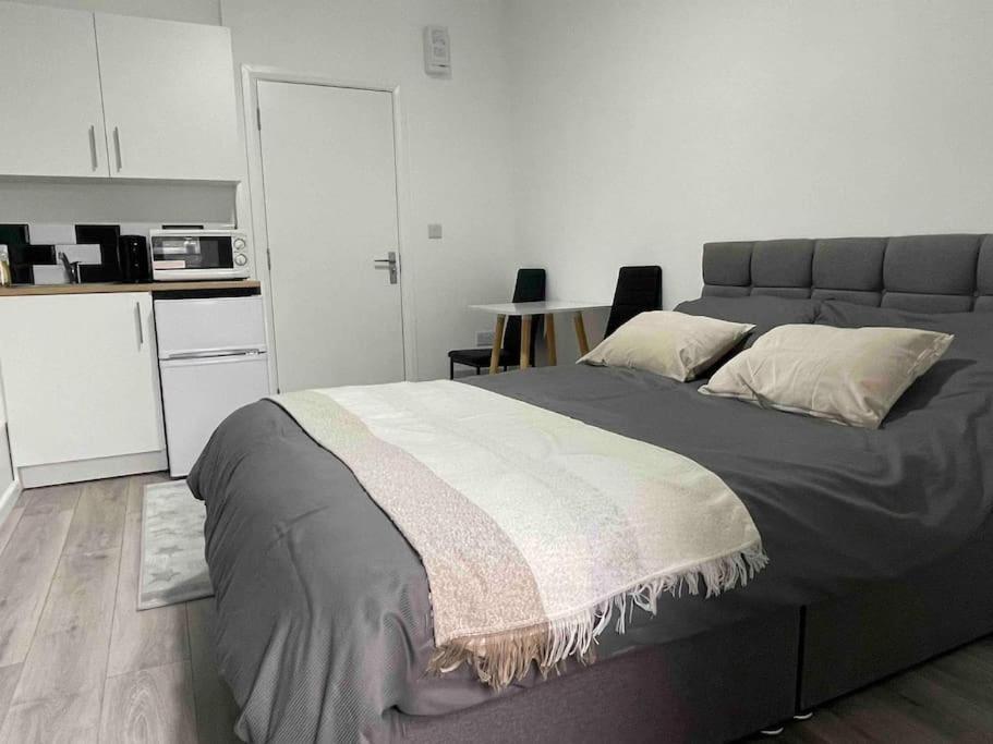 Studio Flat Private Shower Wc And Kitchenette Londra Exterior foto