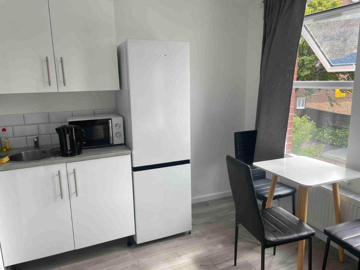 Studio Flat Private Shower Wc And Kitchenette Londra Exterior foto