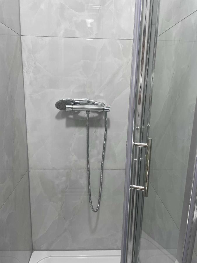 Studio Flat Private Shower Wc And Kitchenette Londra Exterior foto