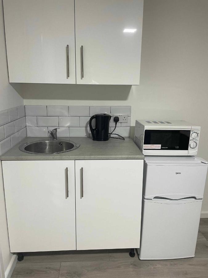 Studio Flat Private Shower Wc And Kitchenette Londra Exterior foto